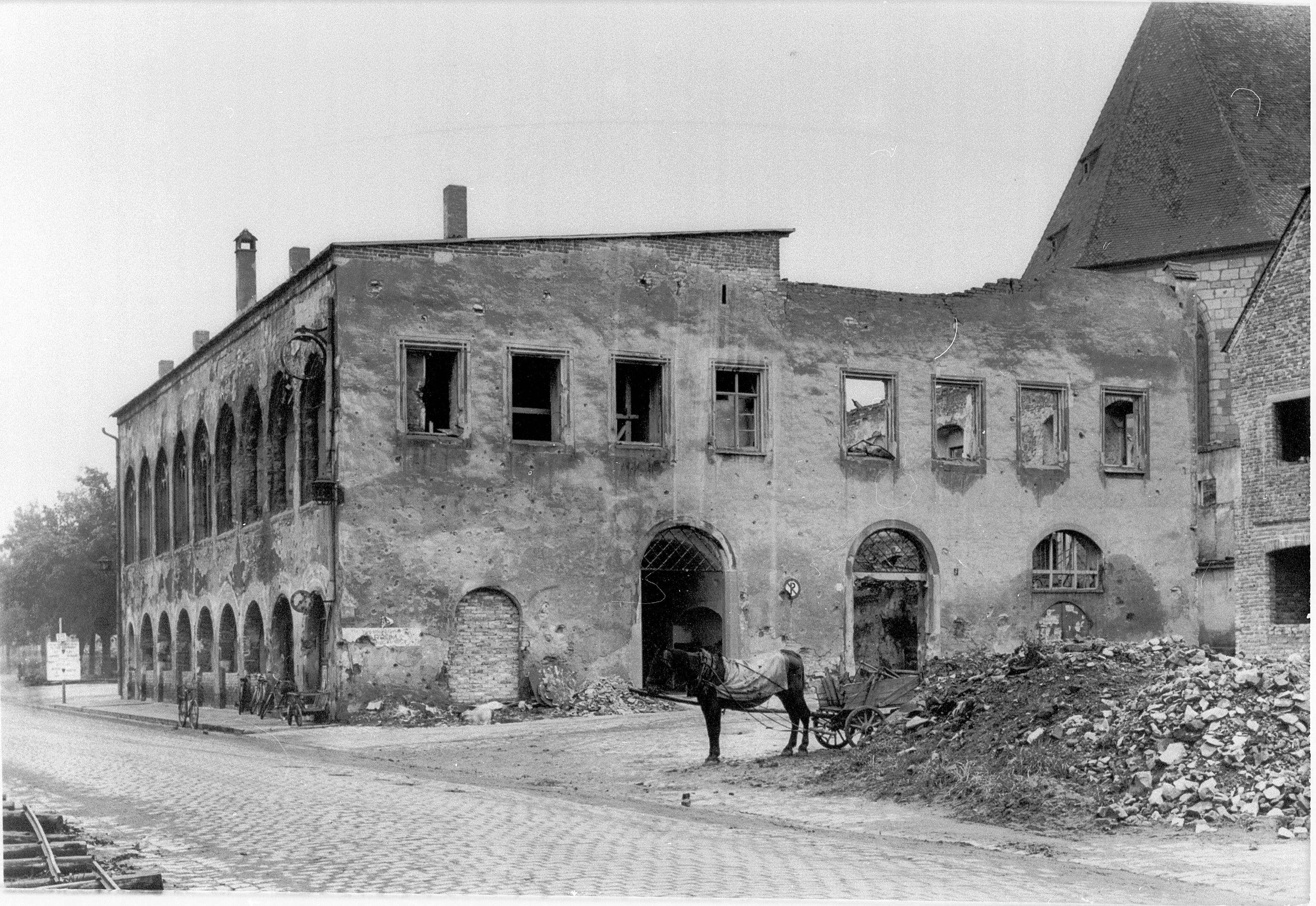 010 Das zerschossene Rathaus, 2. Weltkrieg